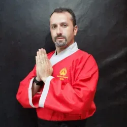 Shi Hing Roberto González